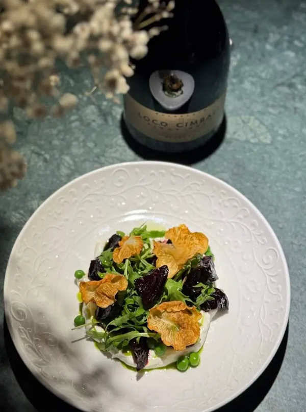 Багет, паштет и жёлтый плед